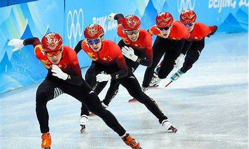 北京冬奥会短道速滑选手_北京冬奥会首金短道速滑领奖照片